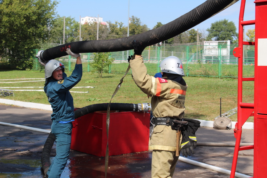 Время ремонта пожарного автомобиля. Отделение на пожарном автоцистерне. Ремонт пожарной техники. Ремонт пожарных автомобилей. Пожарная автоцистерна на водоисточник.