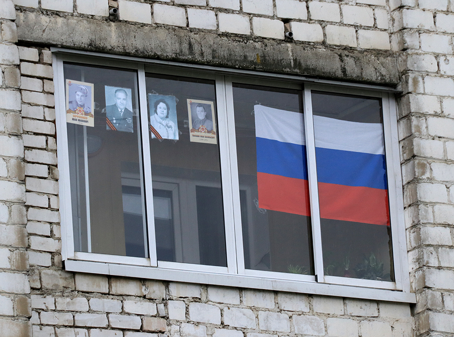 Украсить окна крым россия. Украсить окна к 9 мая на балконе. Она украшенные к Дню флага РФ. Украшение окон к 9 мая Триколор. Флаг России на балконе.
