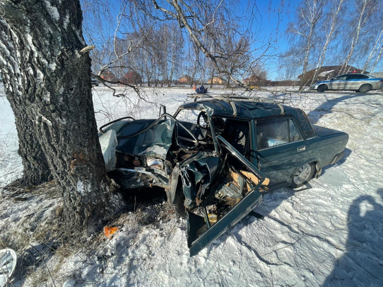 Долгов авария. ВАЗ 2107 кювет зима. ВАЗ 2106 врезался в дерево.