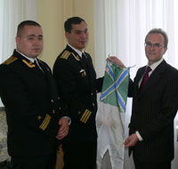 Делегация с пограничного сторожевого корабля Орел с мэром Орла Александром Касьяновым
