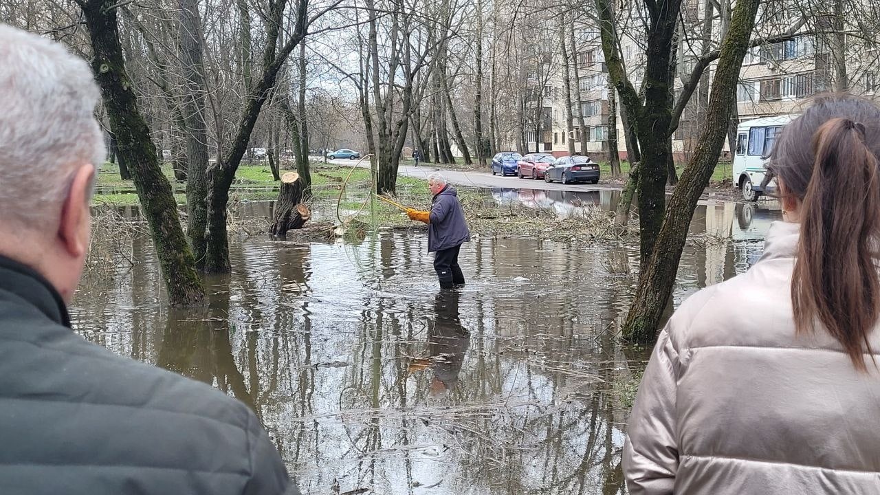 Вода заводской район орел. Орел лужи. Лужи в городе.